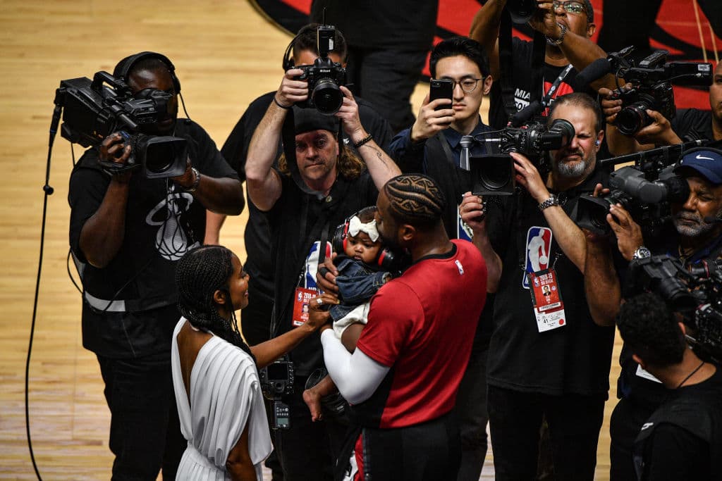Una noche muy especial para Dwyane Wade en su despedida de Miami como jugador de la NBA. Aquí aparece Gabrielle Union, su esposa, mientras besa a su hija Kaavia .