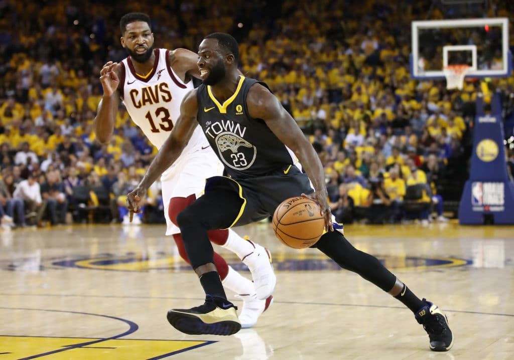 En esta guerra entre jugadores y lo que algunos podrían considerar como una "traición" de James a la lealtad de su excompañero en Cavaliers se vive la tensión de Tristan Thompson y Draymond Green.