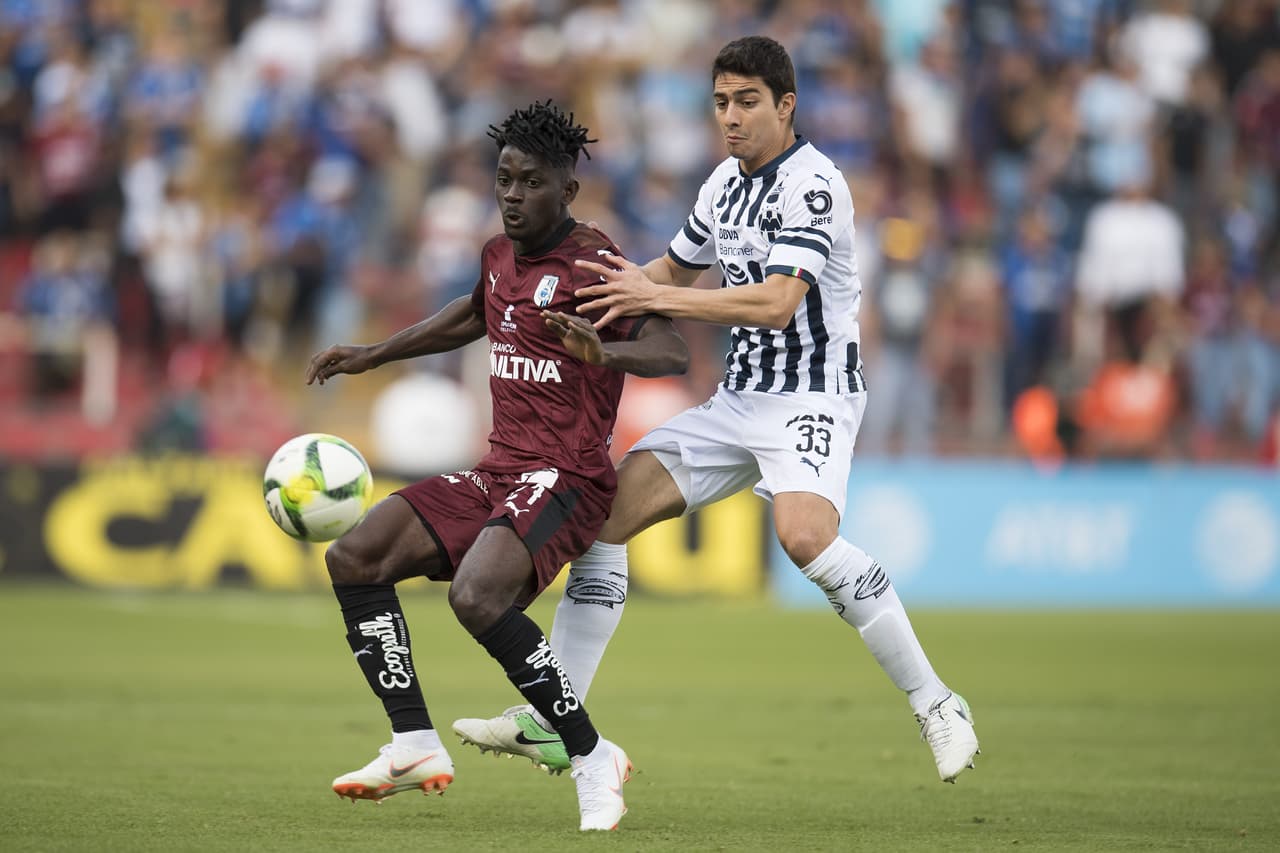 Ake Loba, atacante de Gallos, fue punzante en el ataque del equipo local pero no fue efectivo.