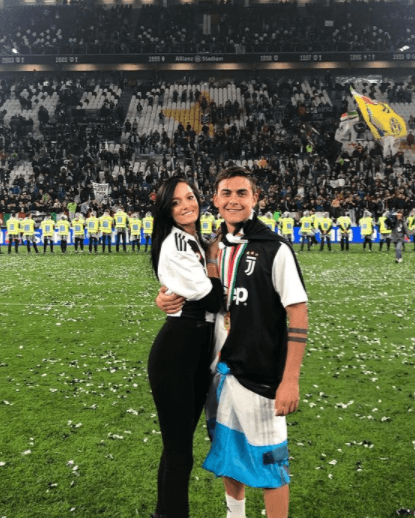 Ella es la novia de Paulo Dybala, cantante argentina y, a pesar de que se declaró bisexual, será la próxima esposa del futbolista; es sobrina de la extenista Gabriela Sabatini.