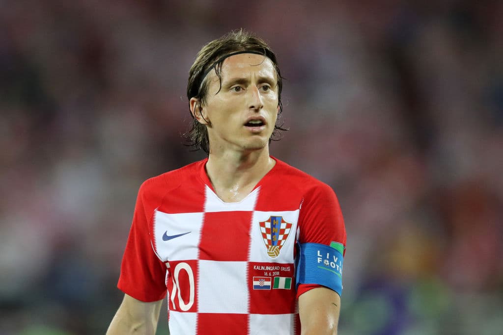 Luka Modric de Croacia. Espectacular su corte de pelo (esperamos que detecten el sarcasmo). Lo mejor de todo es la liga elástica que le detiene el cabello.