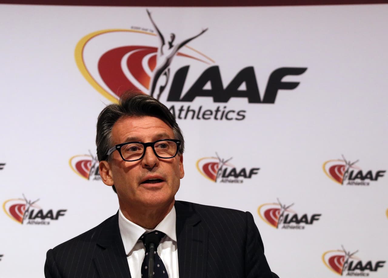 El presidente de la Federación Internacional de Atletismo (IAAF), Sebastian Coe, habla en una conferencia de prensa el viernes 17 de junio de 2016, en Viena (AP Foto/Ronald Zak)