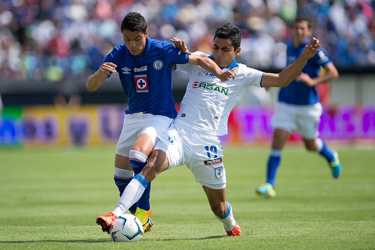 Aunque aún jugaba en el Estadio Azul en 2013, el Cruz Azul se vio obligado a jugar contra Querétaro en 2013 en el Estadio 10 de diciembre.