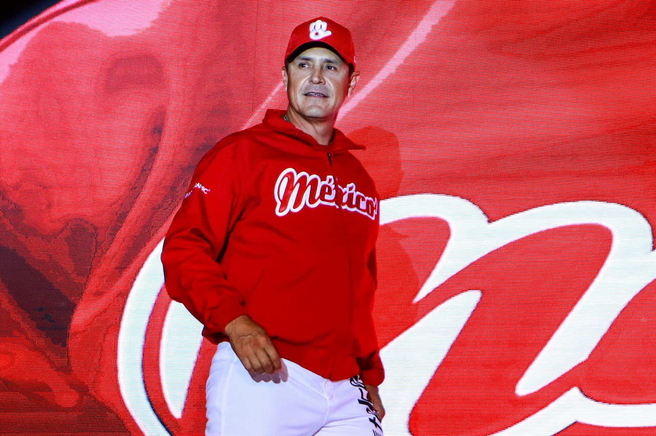 Y el manager Víctor 'Flamingo' Bojórquez, otrora leyenda de la organización escarlata como pelotero, portando la chamarra oficial de los capitalinos.