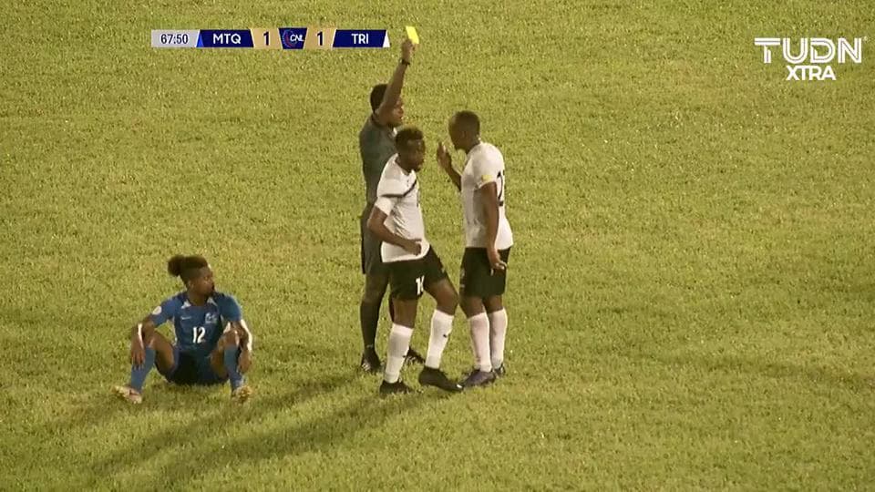 Tarjeta amarilla. El árbitro amonesta a Leston Paul de Trinidad and Tobago