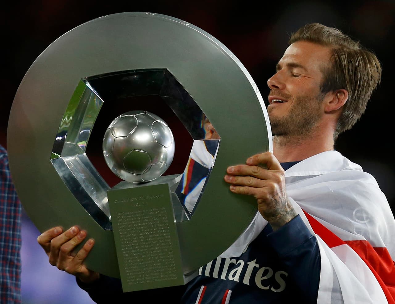 En el Viejo Continente muchos trofeos tienen forma de escudo, como el que David Beckham pudo exhibir con el Paris Saint-Germain al finalizar la temporada 2012-13 de la Ligue 1 de Francia. (Crédito: Reuters)