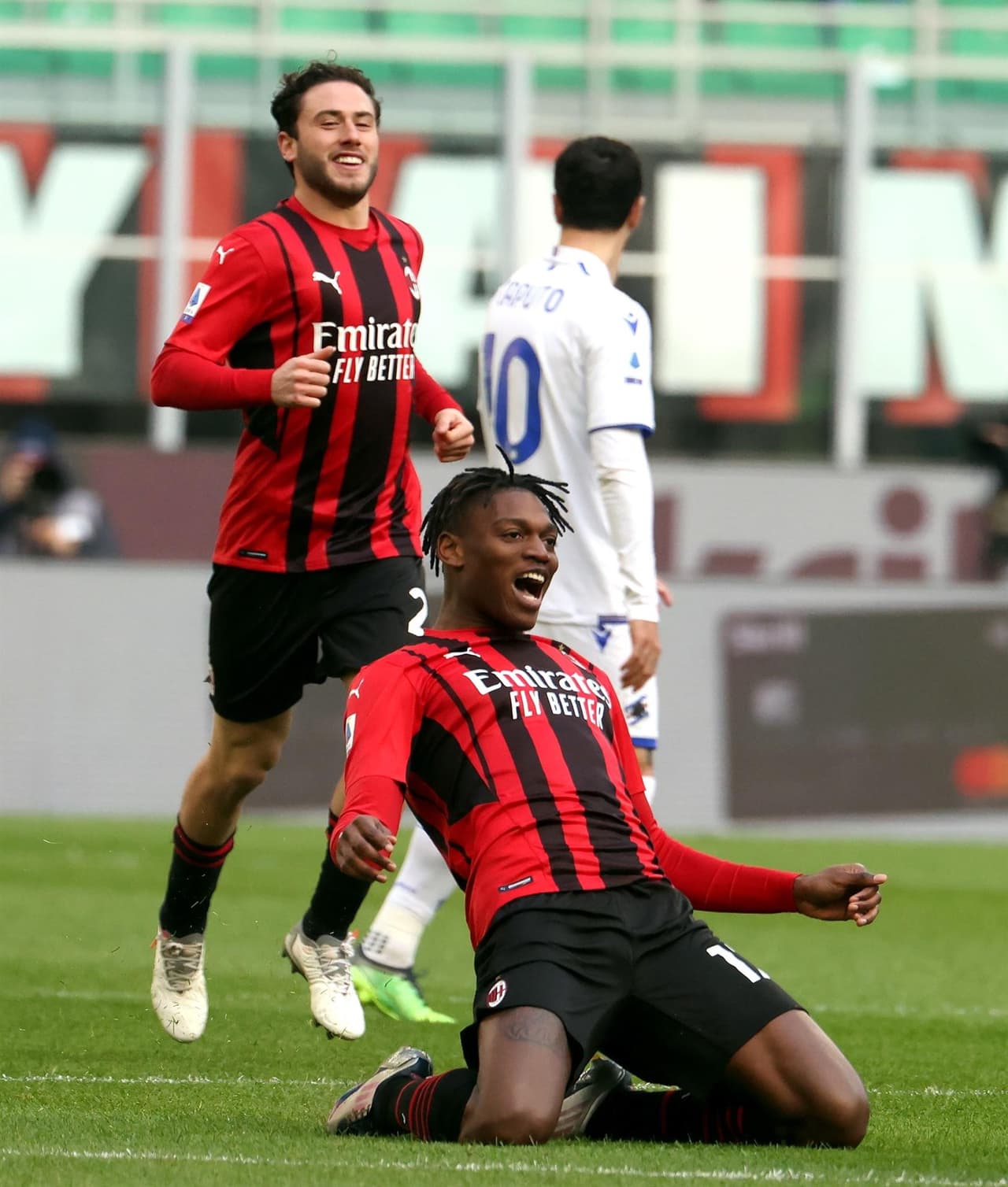 Milan, con gol de Rafael Leao, gana 1-0 a la Sampdoria y se impone como líder de la tabla en la Serie A con 55 puntos, uno arriba del Inter.