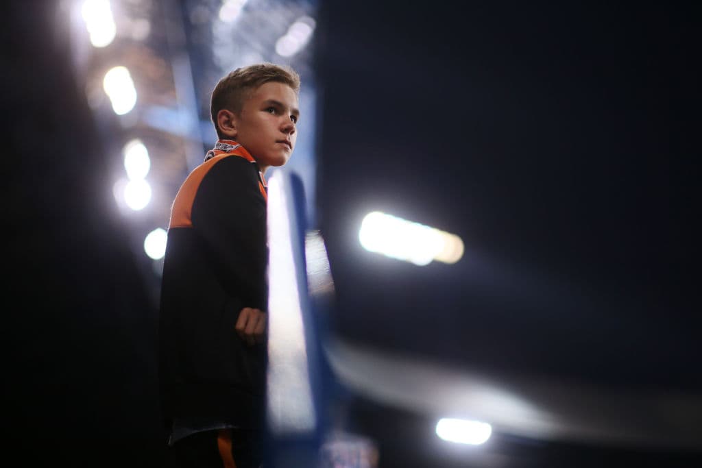 En Ucrania, un joven hincha del Shaktar Donetsk espera a que el partido entre su equipo y el Hoffenheim de Alemania dé comienzo para alentar a los suyos.