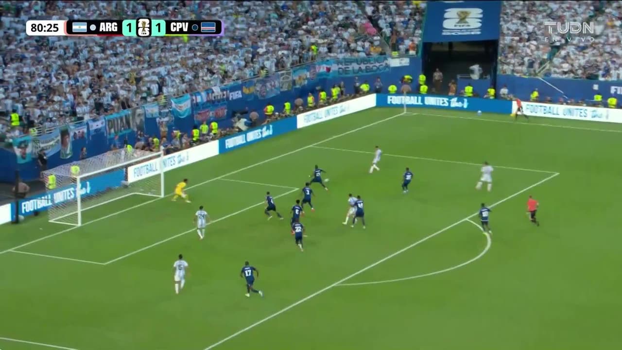 ¡Rozando el poste! Pico casi mete autogol y estremece a toda la afición argentina