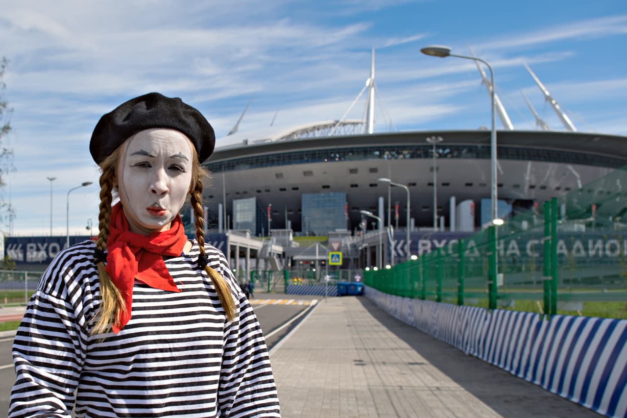 A las afueras, un espectáculo circense callejero se robaba la atención de los aficionados.