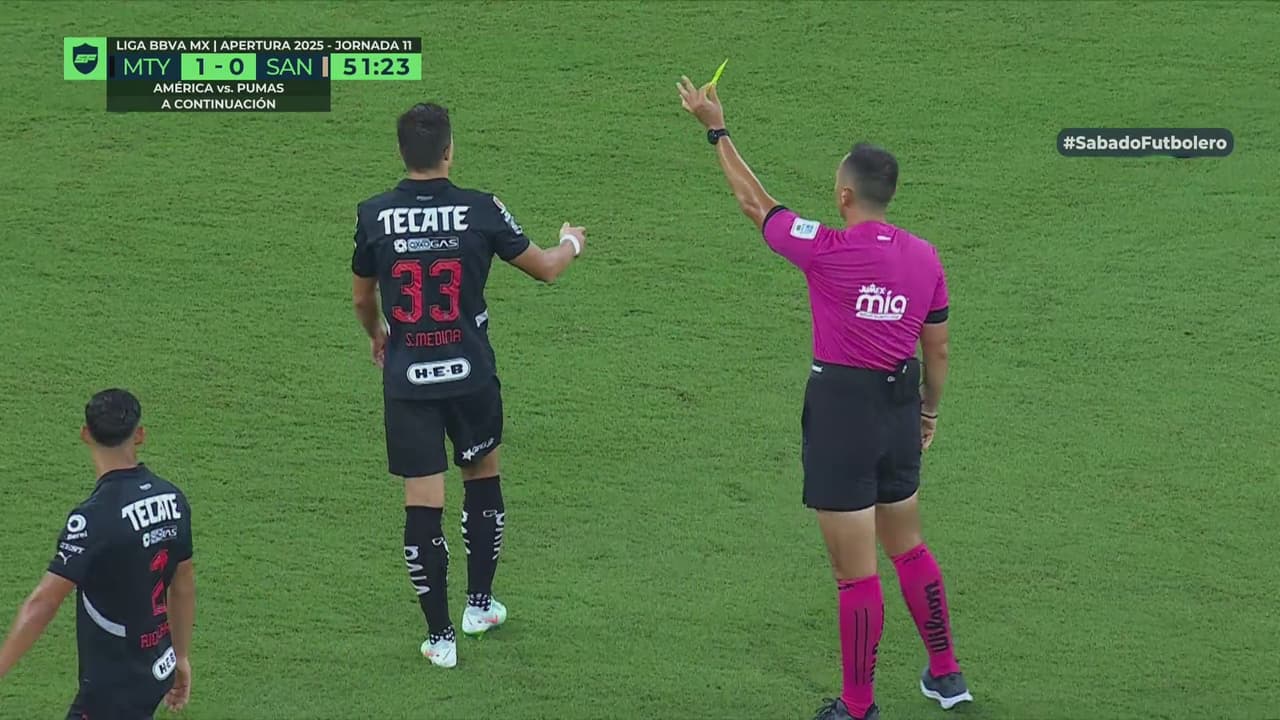 ¡Falta táctica! Stefan Medina se lleva el cartón amarillo por jalón de playera