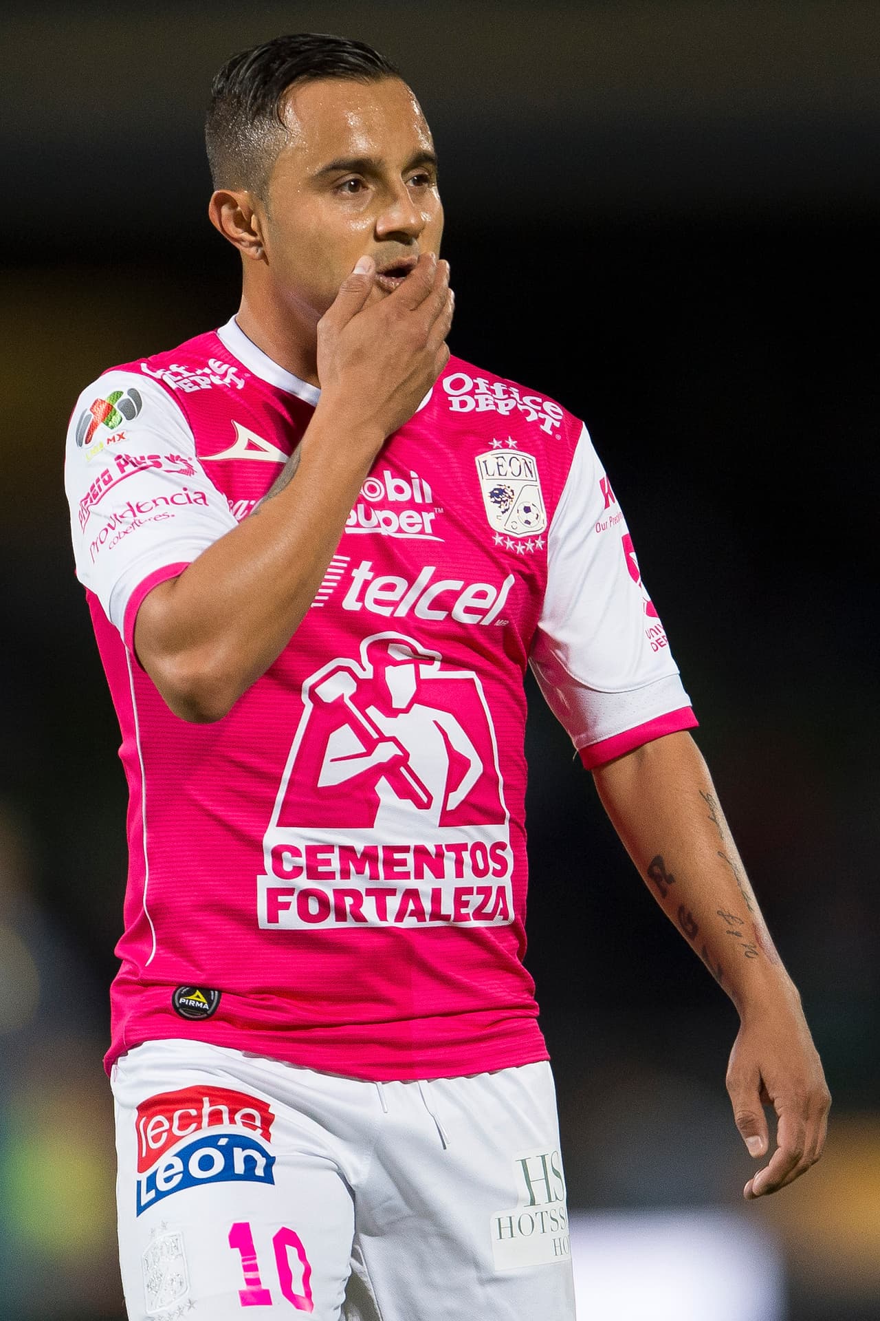 Luis Montes y el resto del equipo poco pudieron hacer ante esta nueva versión de los Pumas. Nadie esperaba que los universitarios salieran con la victoria.