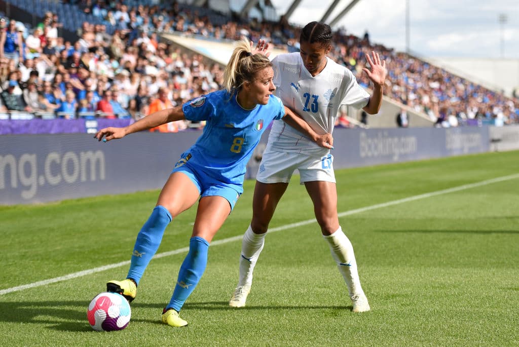 Italia, que estuvo durante casi 60 minutos eliminada de la Eurocopa, se agarró a la esperanza de pasar a cuartos de final con un empate a uno ante Islandia.