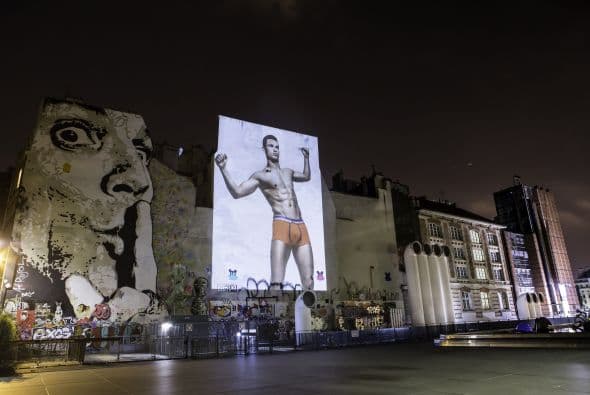 El delantero portugués lanzó su linea de ropa llamada, 'CR7 Underwear', en las principales ciudades del mundo.
