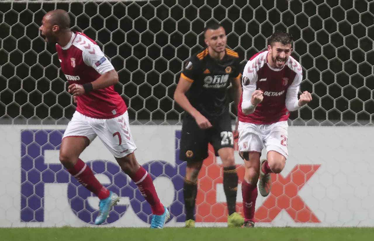 Paulinho del Braga celebra su gol ante los Wolves.