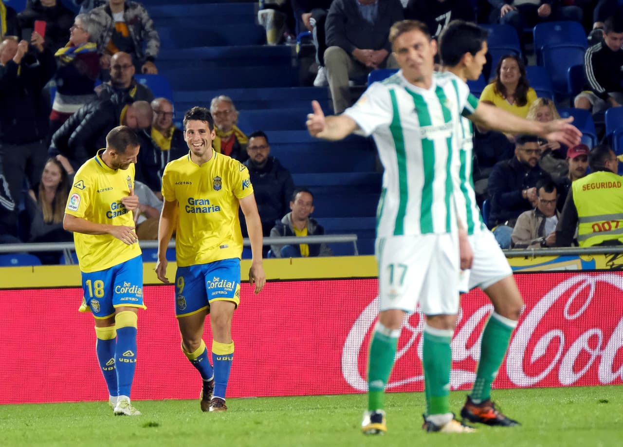GRAF3326. LAS PALMAS DE GRAN CANARIA, 03/12/2017.- Los jugadores del U.D. Las Palmas Javi Castellano y Jonathan Calleri (c) celebran el gol marcado por Calleri ante el Betis, durante el partido de la jornada decimocuarta de Liga que se disputa esta noche en el Estadio de Gran Canaria. EFE/Ángel Medina G.