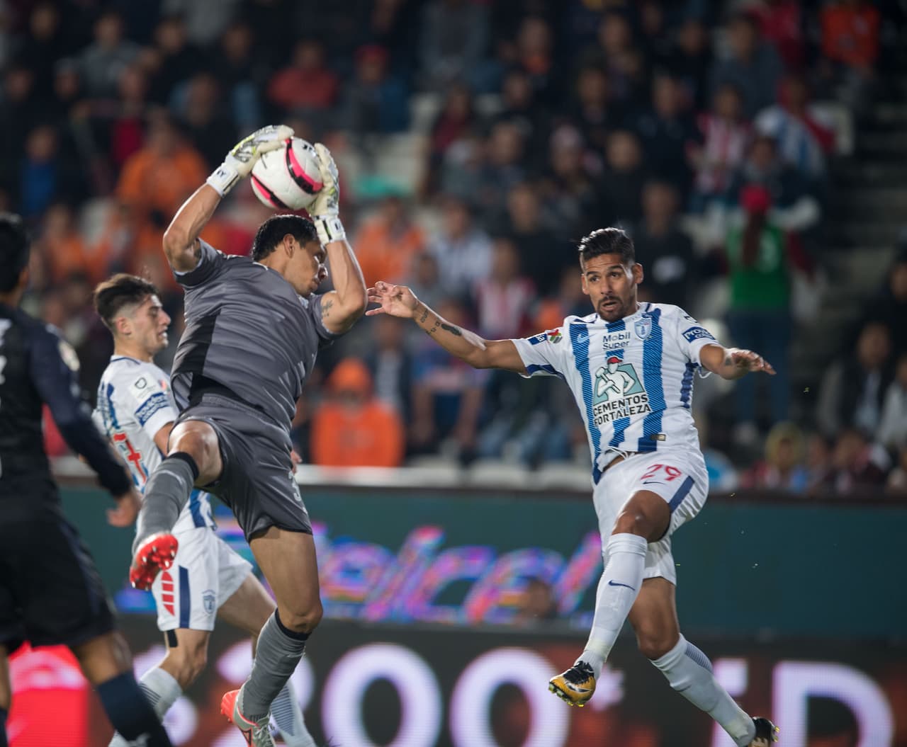 Rodolfo Cota tuvo un gran desempeño resolviendo las pocas jugadas de peligro que se le presentaron.