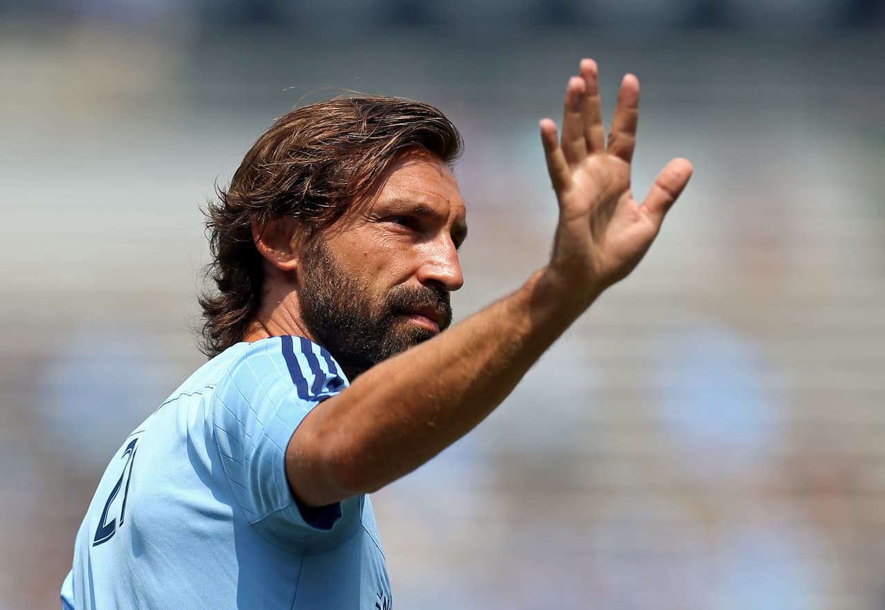 A pesar de no haber sido alineado de titular, Andrea Pirlo fue incluido en la nómina de 18 jugadores y se esperaba su debut en el segundo tiempo.