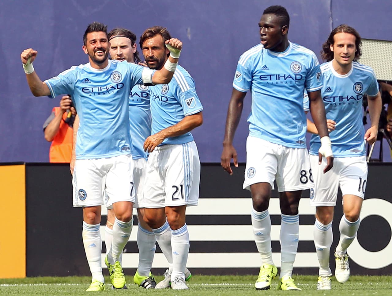 David Villa, Thomas McNamara, Andrea Pirlo, Kwadwo Poku y Mix Diskerud celebran el triunfo contundente de New York City FC 5-3 sobre Orlando City SC.