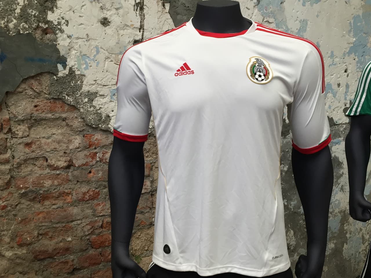 La playera blanca previa al Mundial de Brasil 2014 no fue muy requerida, pues solo se usó en un amargo empate en el Hexagonal ante Trinidad y Tobago y en la Copa Confederaciones 2017 ante Japón.