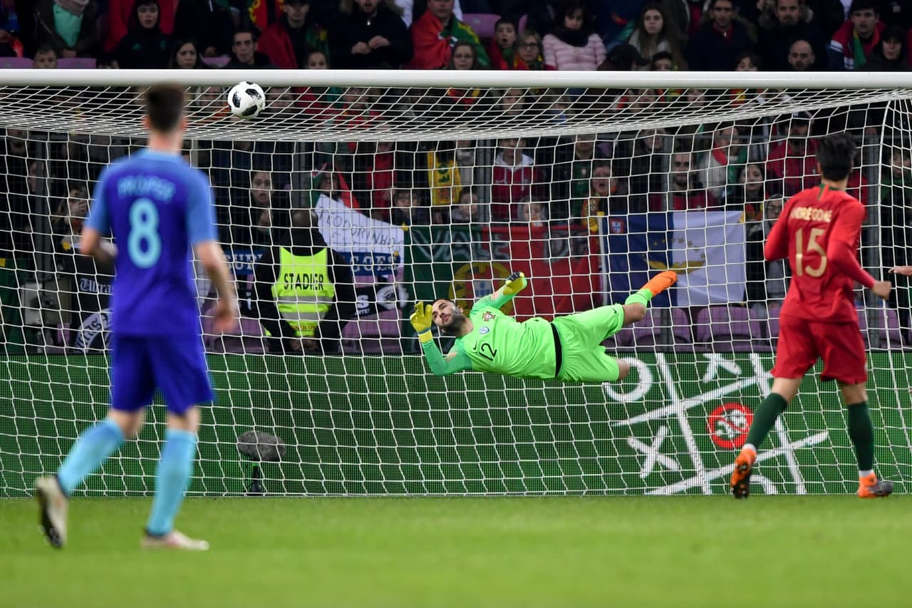 A pesar de que ya le habían marcado dos goles, Lopes salvó minutos después a su equipo tras un cabezazo de Depay.