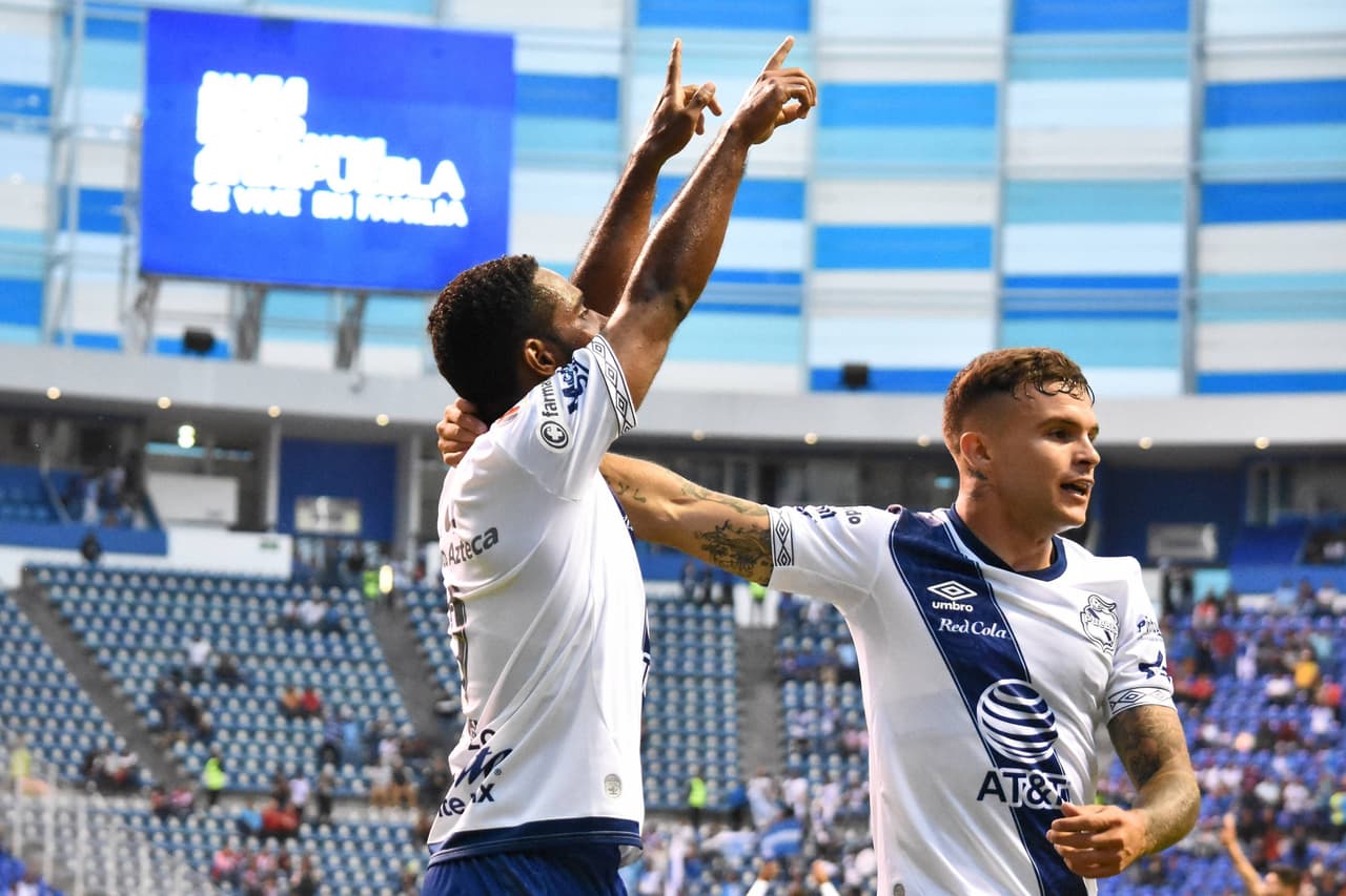 Brayan Angulo celebra su gol con el Puebla ante Chivas para el 1-1.