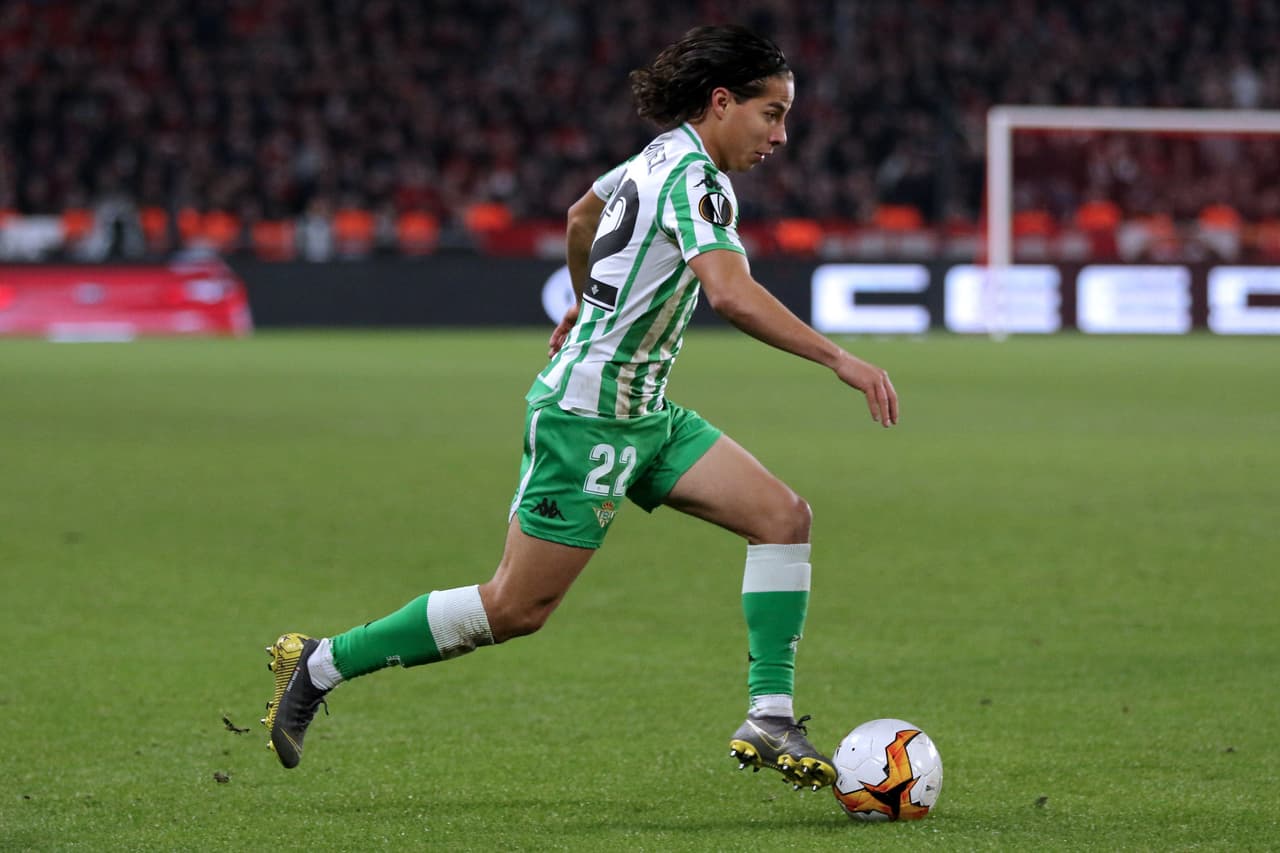 El 14 de febrero será recordado por Diego Lainez por siempre, no solo por ser el Día de San Valentín, sino por jugar su primer partido de una competición UEFA y anotar gol.