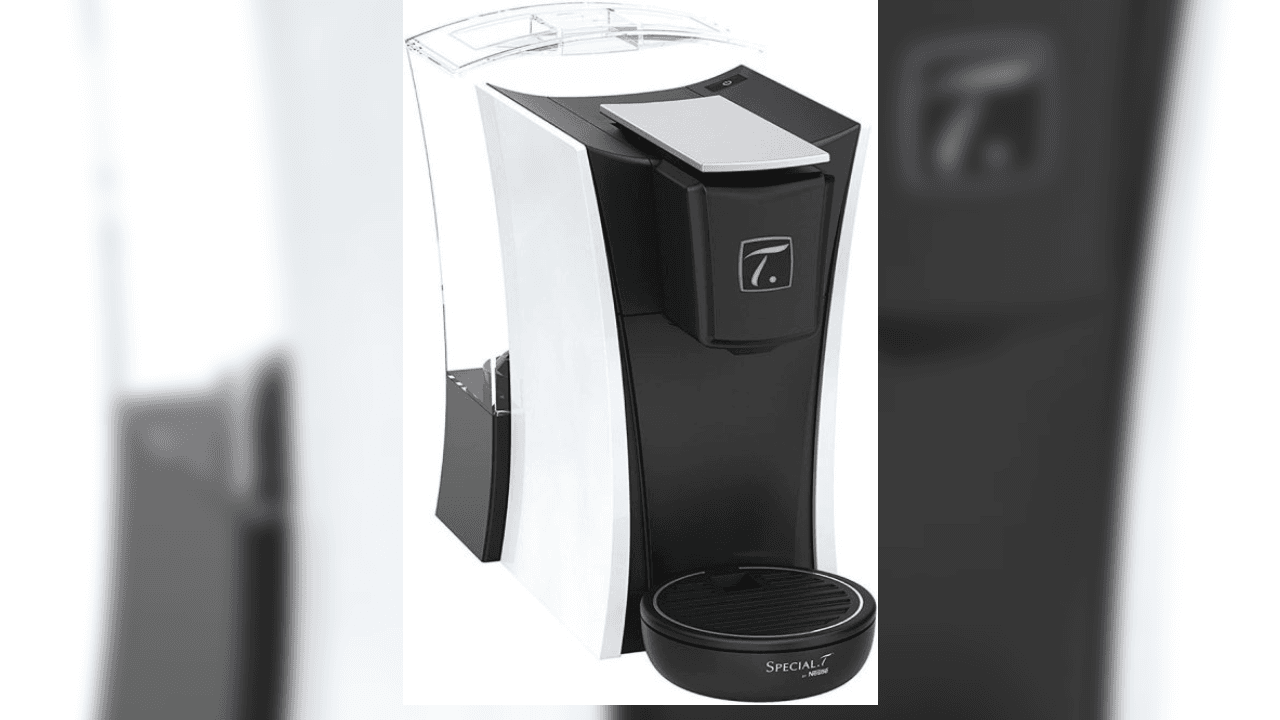 Cuando se dio a conocer el diseño de la nueva consola, varios usuarios publicaron fotos de artículos de casa, principalmente, refiriendo una similitud con el PlayStation 5.