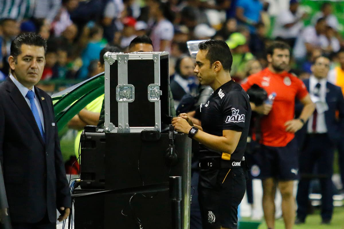 Justamente, el árbitro Roberto Ríos acudió al VAR para anular una de las jugadas de gol de Mauro Boselli para el León.