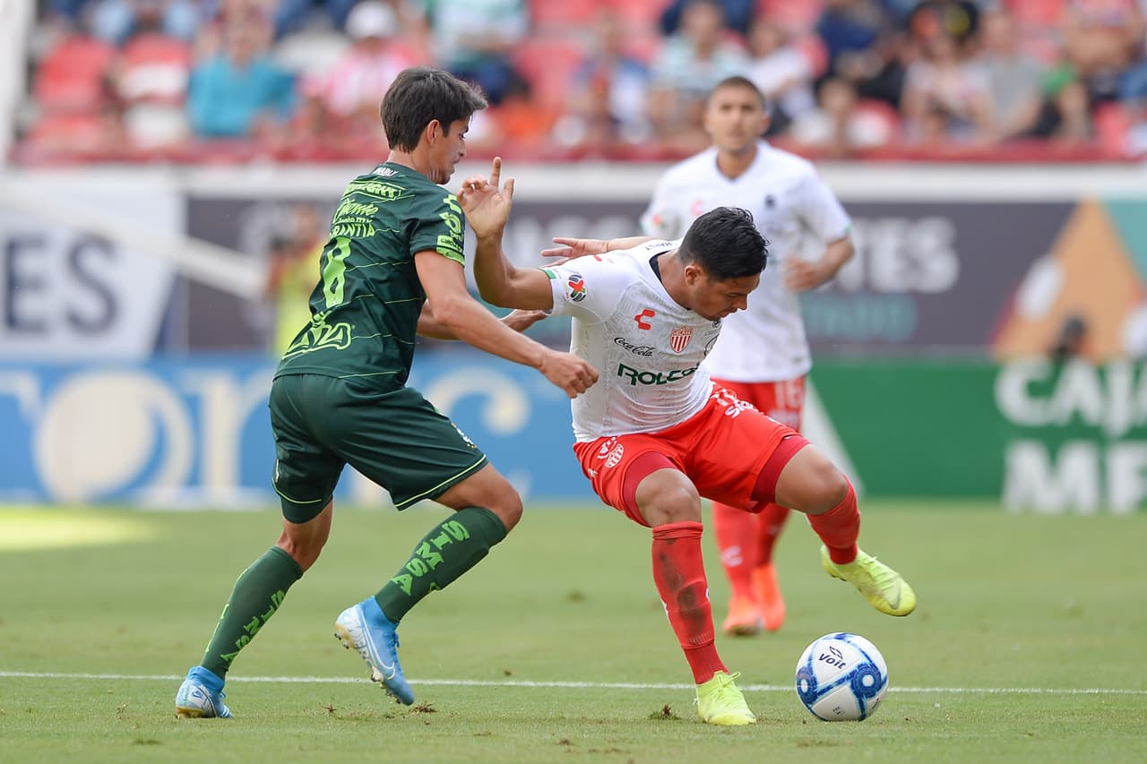 Santos ejercía presión en todos los sectores del campo y mostraba mejores intenciones ofensivas. Por otro lado, los Rayos no encontraban la fórmula para cubrir los espacios en zona defensiva.