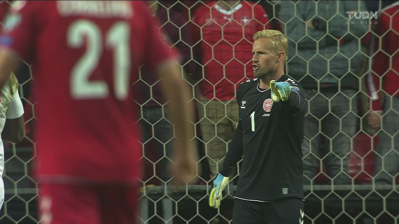 ¡Lo vuelve hacer! Schmaichel ahoga el grito de gol