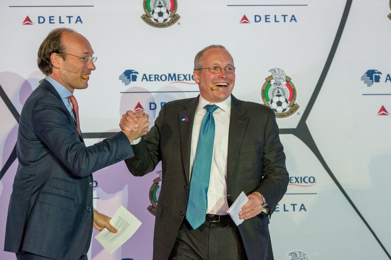 De iegual manera, en tarima estuvo acompañado de Anko van der Werff, quien agregó que para Aeroméxico "es un placer ser parte de este acuerdo deportivo".