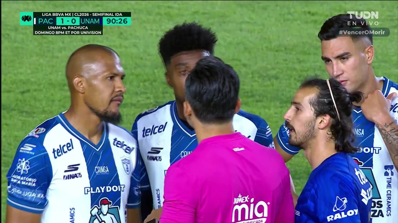 ¡Expulsado! Bauermann se va por cortar una jugada clara de gol