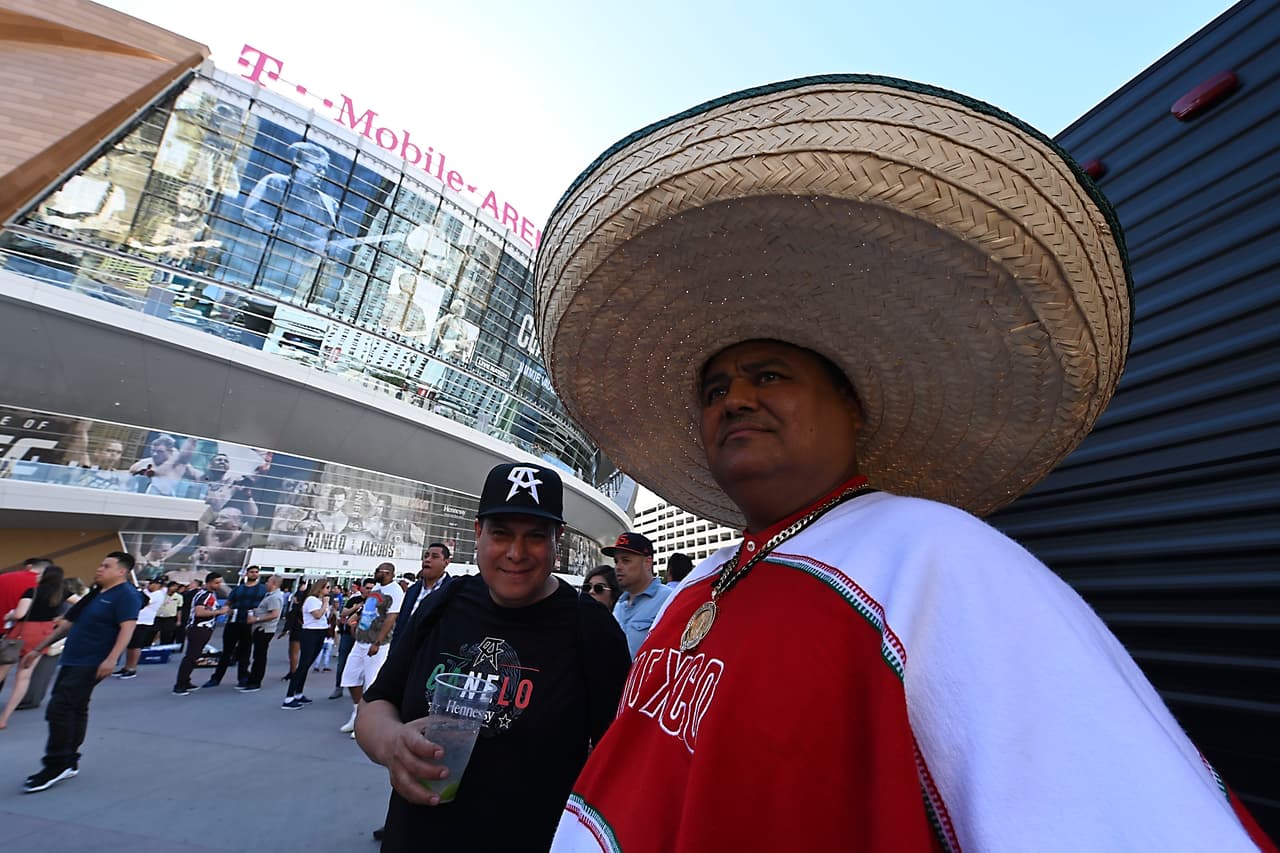Los mexicanos acompañan el esperado combate donde se definirá al mejor de los pesos medianos.