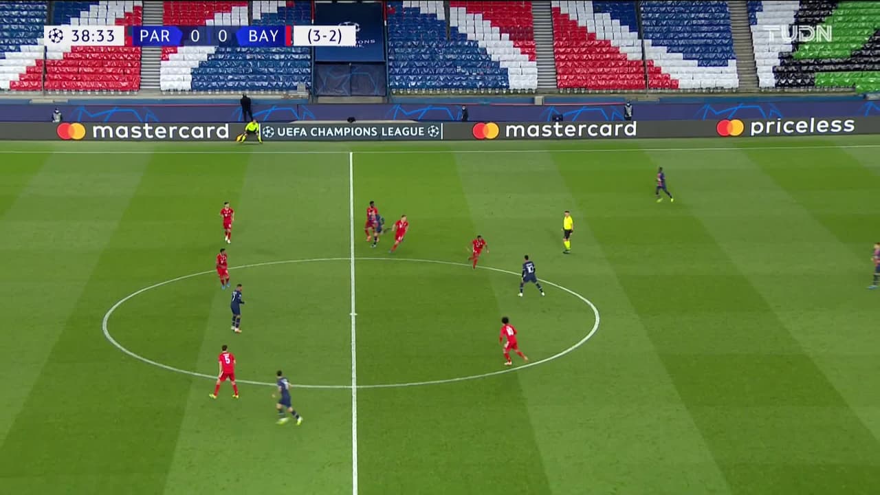 ¡CERCA! Neymar disparó que se estrella en el poste.