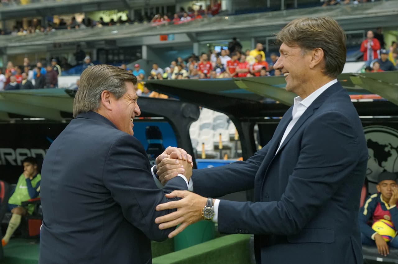 En marzo de este año, tras el juego entre América y Toluca, Herrera discutió con el técnico choricero Hernán Cristante (der). Este último reaccionó queriendo asfixiarlo. Casi se lían a golpes ese día.
