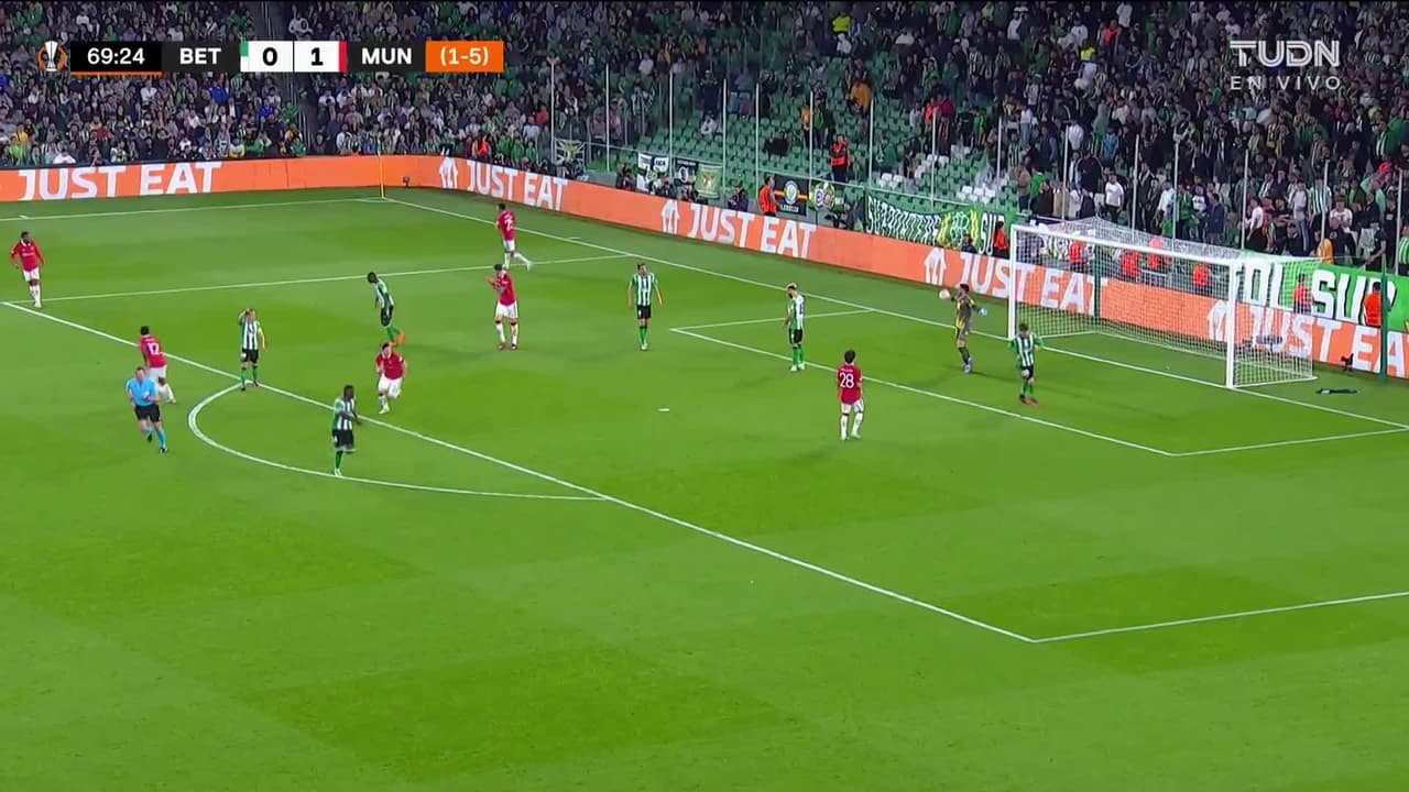 ¡TIRO ATAJADO! disparo por Wout Weghorst.