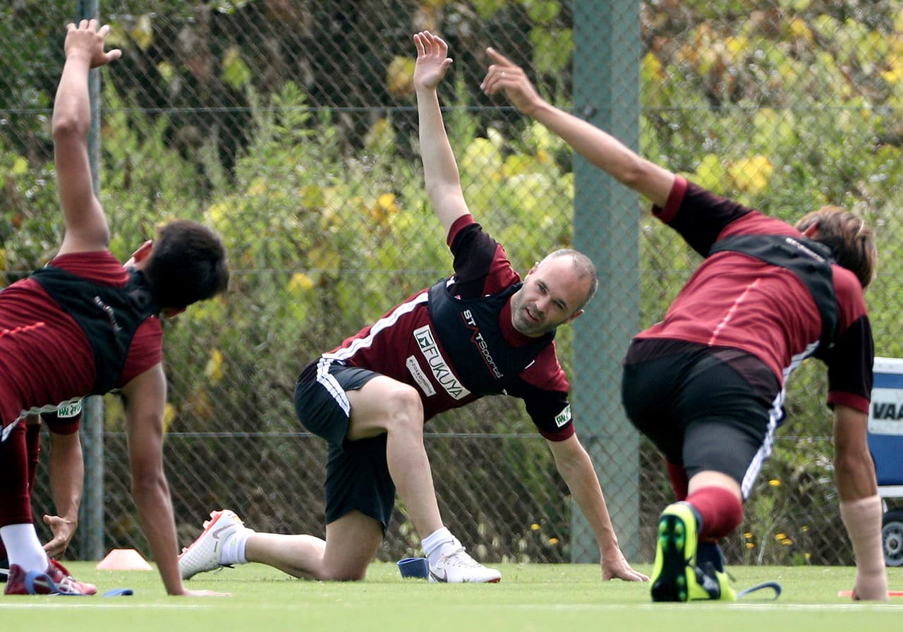 "Estoy físicamente bien. Creo que hay posibilidades de jugar el partido del domingo", dijo Iniesta en declaraciones recogidas por los medios nipones antes del entrenamiento.