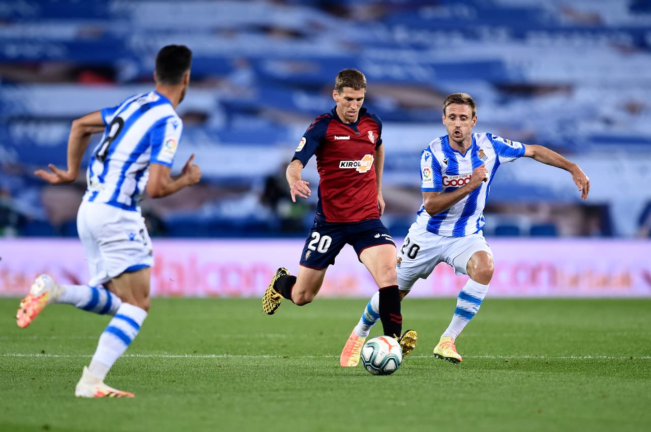 Darko Brasanac del Osasuna intentó burlar a Nacho Monreal de Real Sociedad. Ambos equips intentaron adueñarse de la posesión del balón desde el principio.
