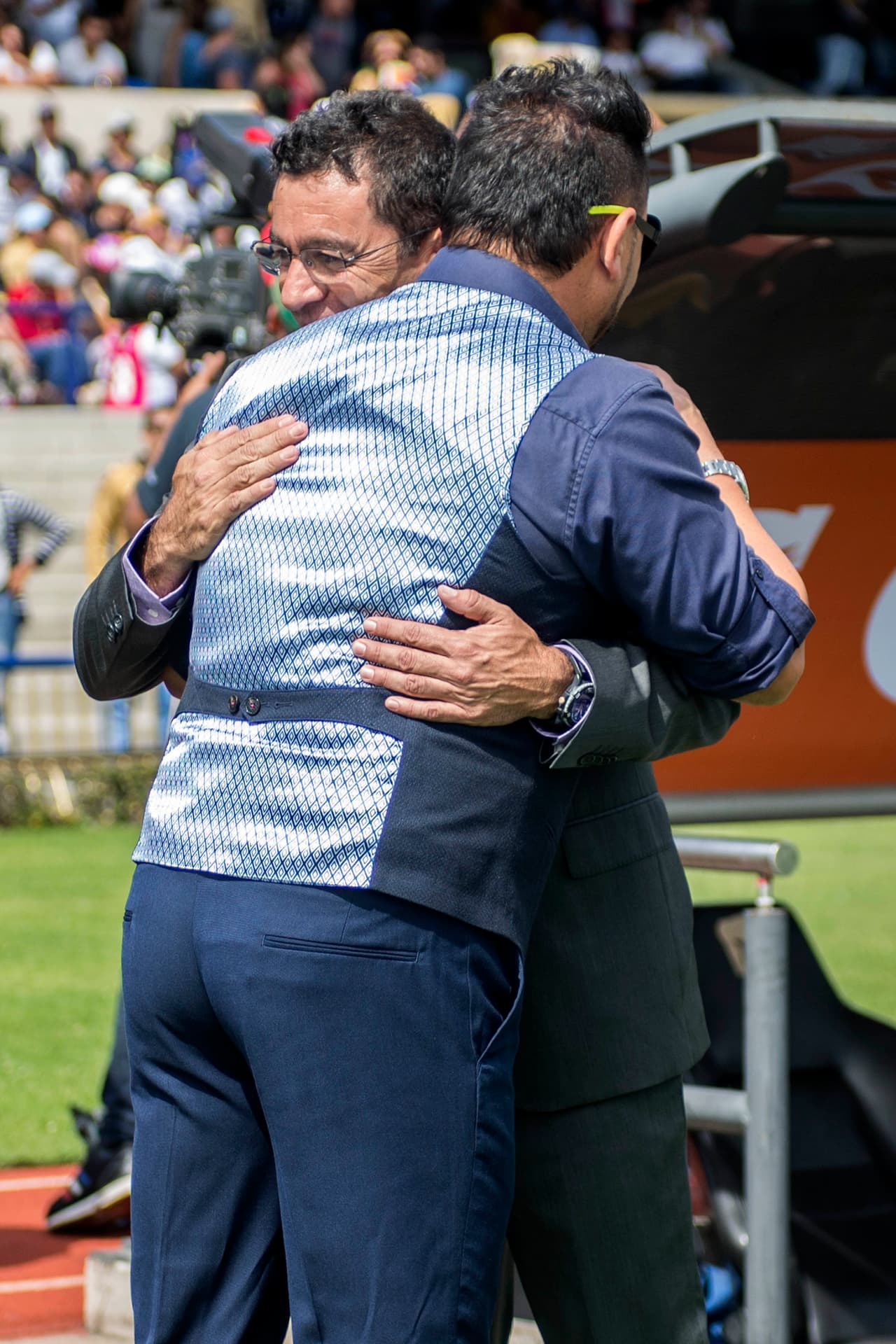 Previo al encuentro, David Patiño y Antonio Mohamed se saludaron con gran afecto a pesar de las distintas realidades que atraviesan sus equipo.