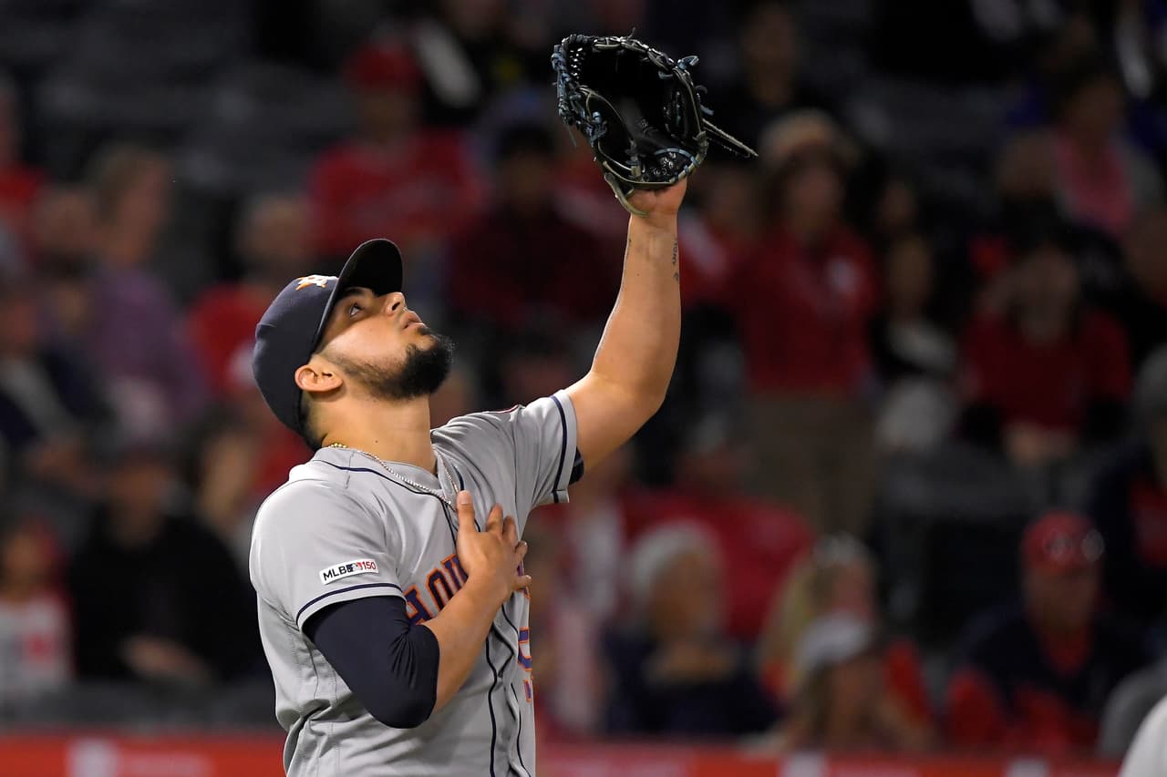 El mexicano, Roberto Osuna, lideró la Liga Americana con 38 salvamentos.