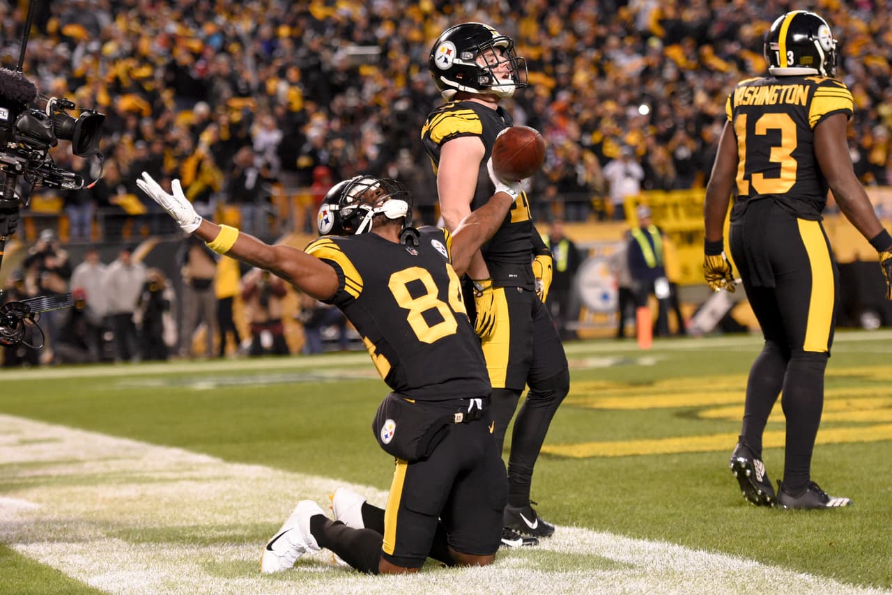 Antonio Brown celebra su touchdown ante los New England Patriots en la victoria de Pittsburgh de la Semana 15.