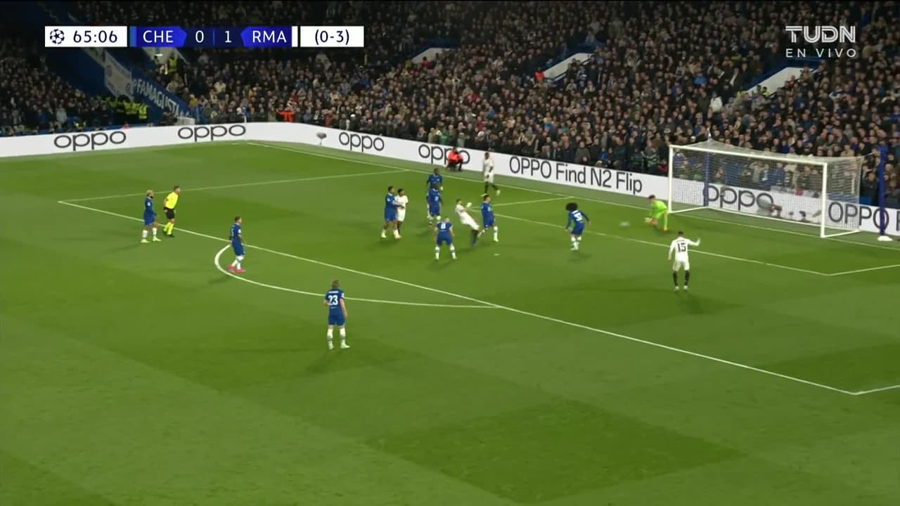 ¡TIRO ATAJADO! disparo por Karim Benzema.