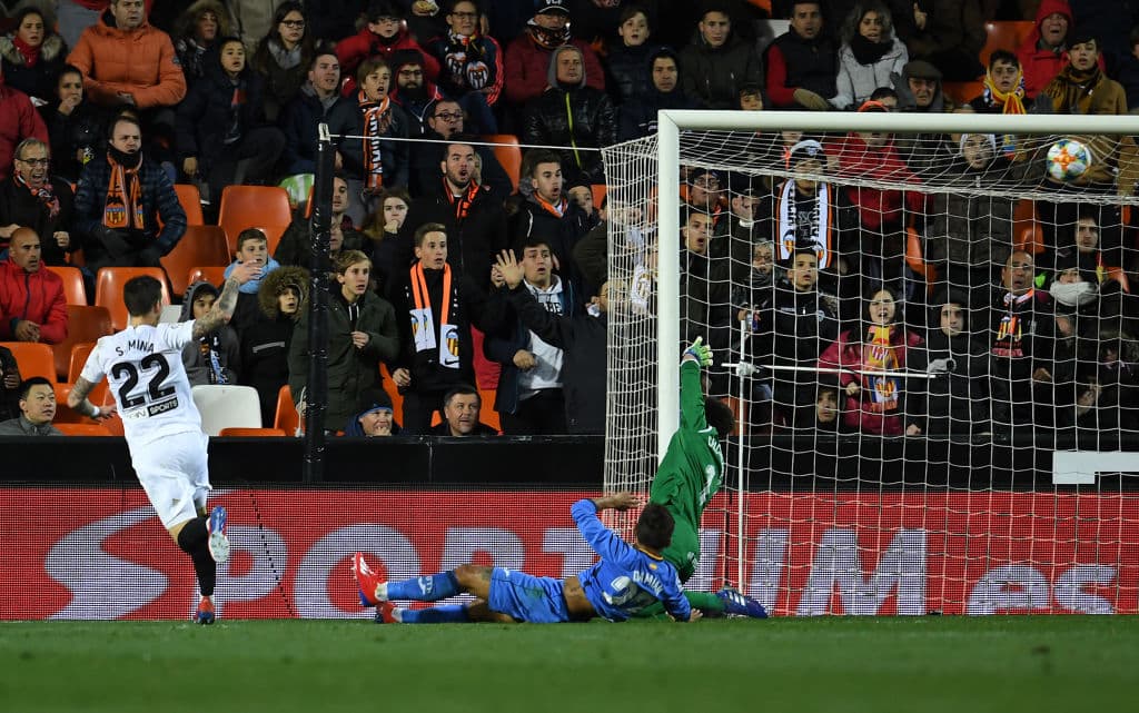 Pero a los 54 minutos empezó la polémica. Santi Mina definió de esta manera ante la salida de Leandro Chichizola para empatar 1-1.