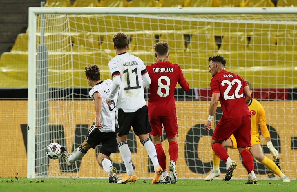 Por Alemania marcaron Draxler (45+1’), Neuhaus (58’) y Wadlschmidt (81’). Por Turquía anotaron Tufan (49’), Karaca (67’) y Karaman (90+4’). En la tercera fecha de la Nations League Alemania se medirá ante Ucrania y Turquía a Rusia.