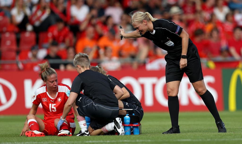 También arbitró la final de la UEFA Women's Champions League 2017.