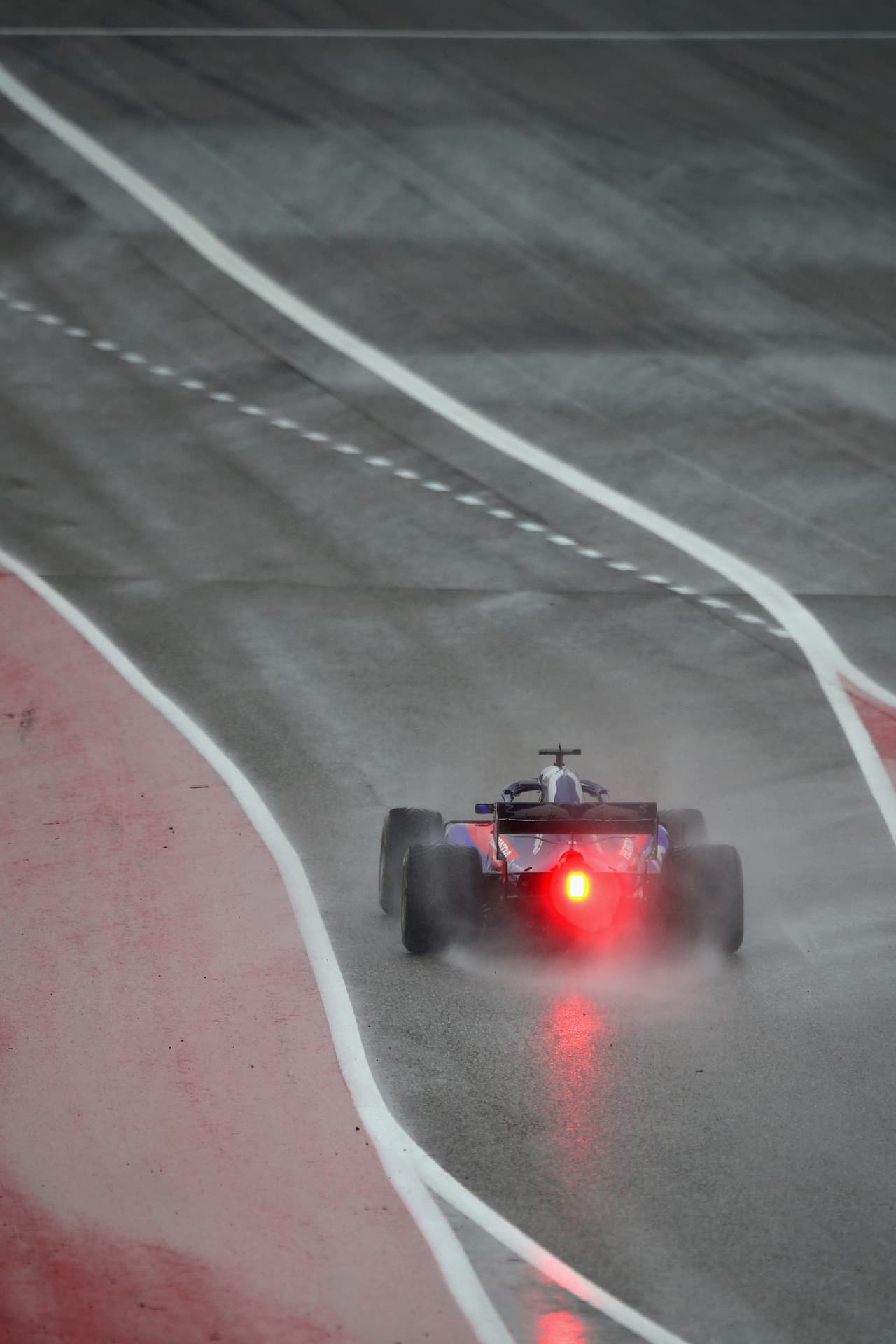 Mucha agua, charchos y dificultad para los pilotos presentó en el inicio de la jornada el Gran Premio de los Estados Unidos.