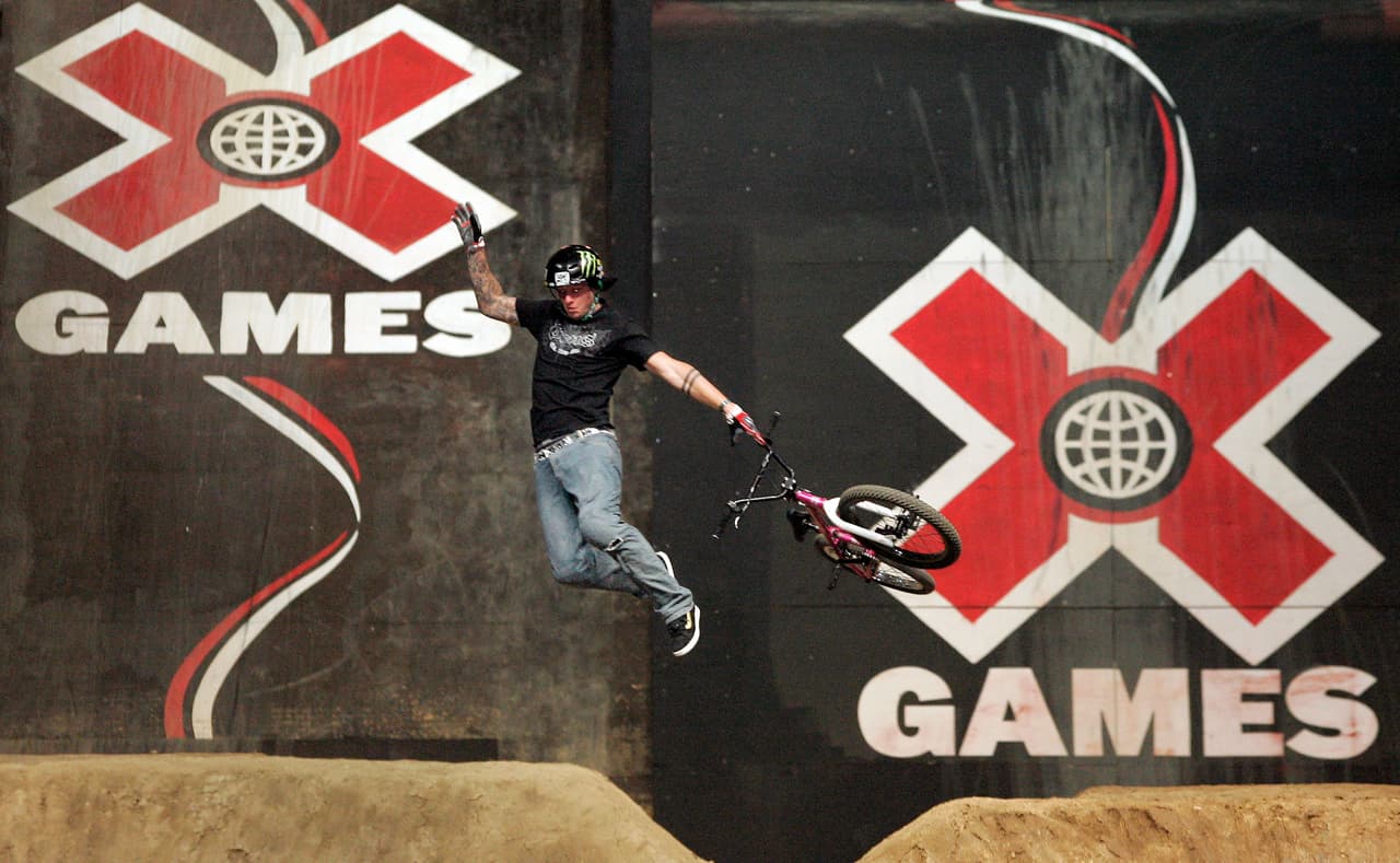 Arrestan a estrella de BMX por disparar una escopeta desnudo