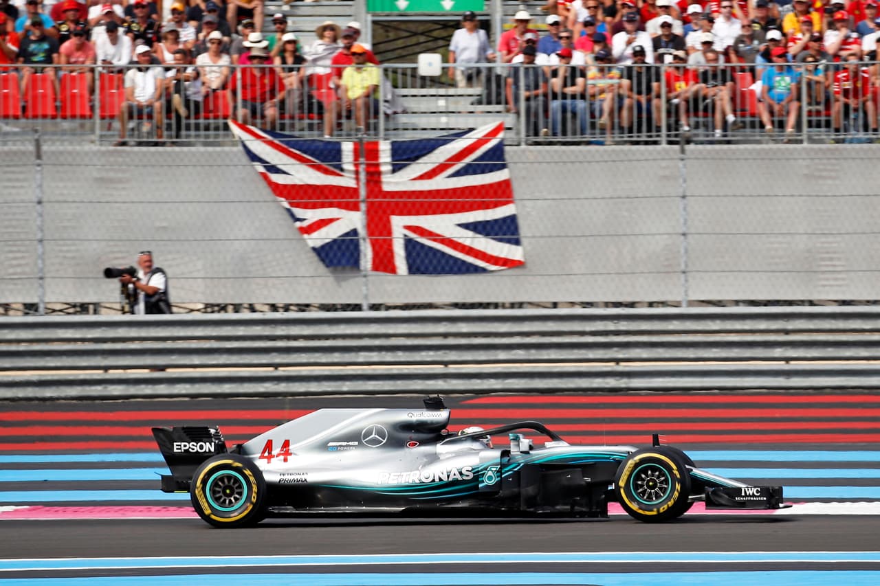 La bandera británica recibió en la meta a Lewis Hamilton, quien suma su tercera victoria de la temporada, y su segunda desde la pole position.