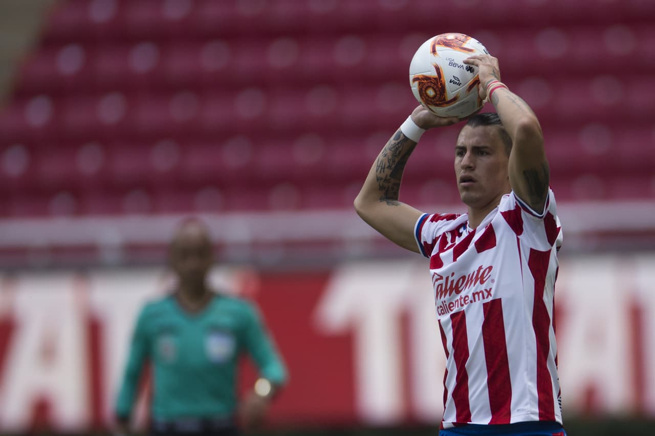 Chicote reconoce que sistema de juego en Chivas le pide quedarse